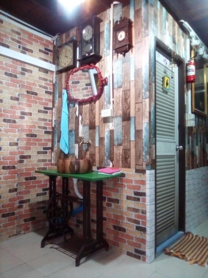 Ban Kru Ae Mixed Dorm Couette-café